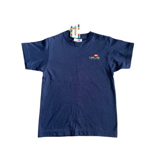 1999 Vintage Deadstock Legoland California Kinder T-Shirt - Vintage Kinder T-Shirt Dunkelblau mit gesticktem &quot;Legoland California&quot; Logo