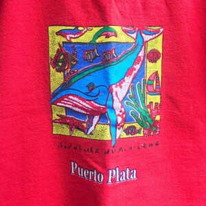 Vintage kinderbestemmings-/souvenir-T-shirt Puerto Plata Red met levendige tropische kleuren en walvisafbeelding