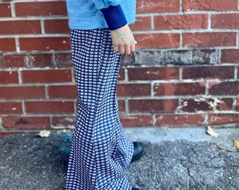 Vintage jaren 70 kinderbroek met wijde pijpen, blauw met elastische taille en wit patroon