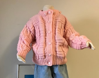 Cardigan/pull pour tout-petit tricoté main - Vêtements pour enfants faits main - Pull pour tout-petit rose printanier