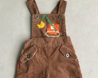 Salopette bébé vintage - velours côtelé marron avec appliqué tracteur et passepoil rouge aux jambes - Vêtements bébé vintage