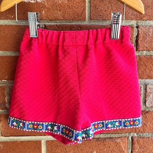 Vintage Kindershorts, rosa mit Zierstreifen, elastischer Bund, zum Hineinschlüpfen