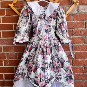 Vestido vintage con flores para niñas, cuello con solapa, ribete de ojal y detalle de cinta. Ropa vintage para niñas. Vestido para niñas hecho a mano. Vestido de Pascua para niñas.