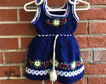 Robe bleue et blanche tricotée à la main pour tout-petit vintage avec motif fraises