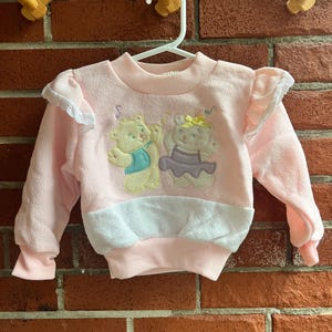 Vintage Kleinkind Rundhals-Sweatshirt Baby-Rosa Bär und Kitty Appliqué Rüschen Saum Schultern Bild 4