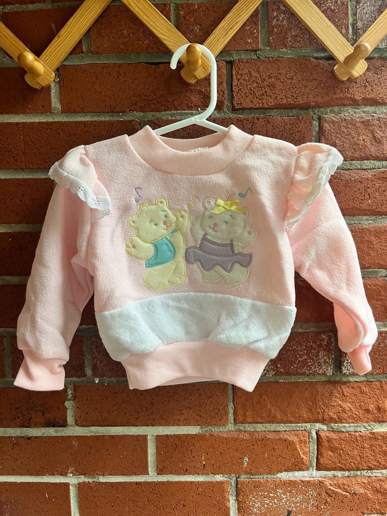Vintage Kleinkind Rundhals-Sweatshirt Baby-Rosa Bär und Kitty Appliqué Rüschen Saum Schultern Bild 4