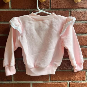 Vintage Kleinkind Rundhals-Sweatshirt Baby-Rosa Bär und Kitty Appliqué Rüschen Saum Schultern Bild 7