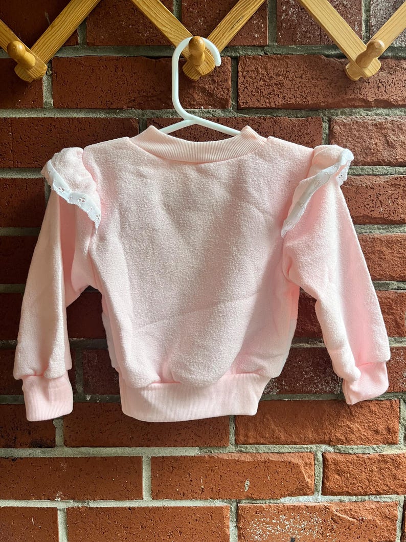 Vintage Kleinkind Rundhals-Sweatshirt Baby-Rosa Bär und Kitty Appliqué Rüschen Saum Schultern Bild 7