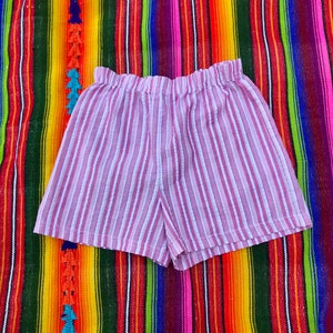 Pantaloncini a righe vintage per bambini in seersucker - rosa e bianco con elastico in vita a sacchetto di carta di Sears