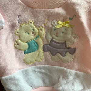 Vintage Kleinkind Rundhals-Sweatshirt Baby-Rosa Bär und Kitty Appliqué Rüschen Saum Schultern Bild 5
