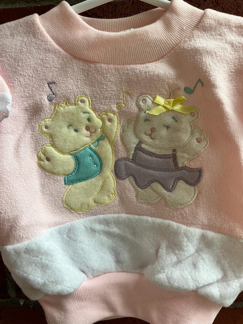 Vintage Kleinkind Rundhals-Sweatshirt Baby-Rosa Bär und Kitty Appliqué Rüschen Saum Schultern Bild 5