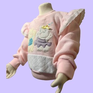Vintage Kleinkind Rundhals-Sweatshirt Baby-Rosa Bär und Kitty Appliqué Rüschen Saum Schultern Bild 2