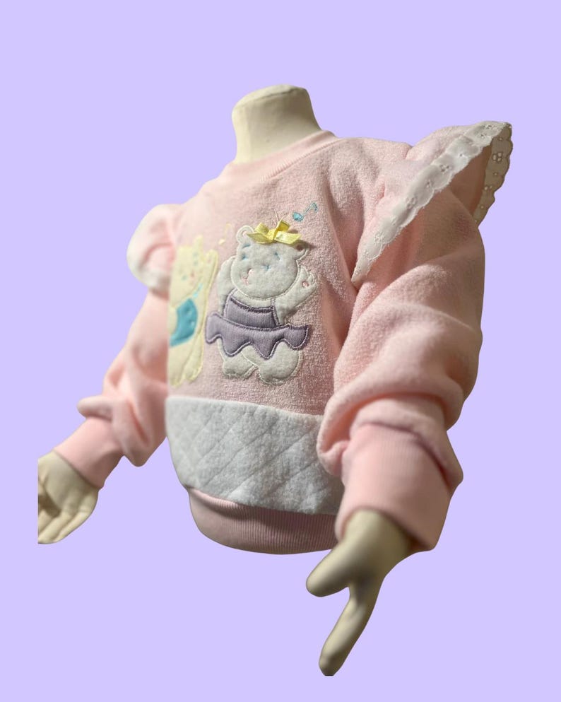 Vintage Kleinkind Rundhals-Sweatshirt Baby-Rosa Bär und Kitty Appliqué Rüschen Saum Schultern Bild 2