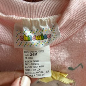 Vintage Kleinkind Rundhals-Sweatshirt Baby-Rosa Bär und Kitty Appliqué Rüschen Saum Schultern Bild 8