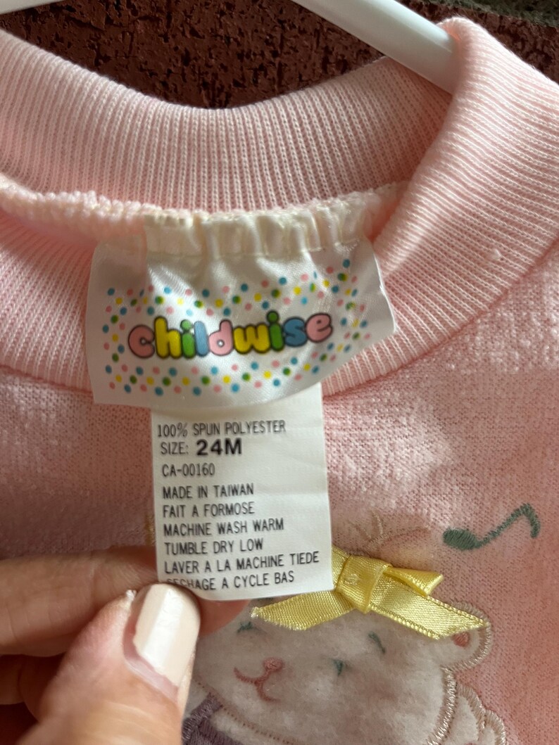 Vintage Kleinkind Rundhals-Sweatshirt Baby-Rosa Bär und Kitty Appliqué Rüschen Saum Schultern Bild 8