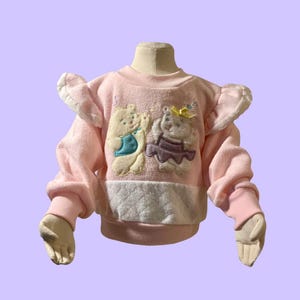Vintage Kleinkind Rundhals-Sweatshirt Baby-Rosa Bär und Kitty Appliqué Rüschen Saum Schultern Bild 1