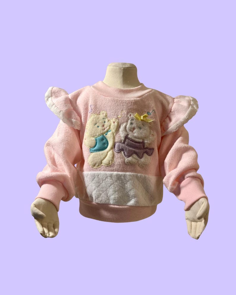 Vintage Kleinkind Rundhals-Sweatshirt Baby-Rosa Bär und Kitty Appliqué Rüschen Saum Schultern Bild 1