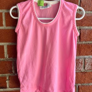 Ungetragenes Vintage-Tanktop für Kinder, rosa mit weißer Paspelierung, Barbie