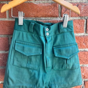 Vintage Kindershorts in Waldgrün mit Knopfleiste und Vordertaschen