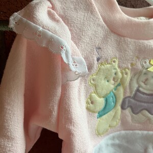 Vintage Kleinkind Rundhals-Sweatshirt Baby-Rosa Bär und Kitty Appliqué Rüschen Saum Schultern Bild 6