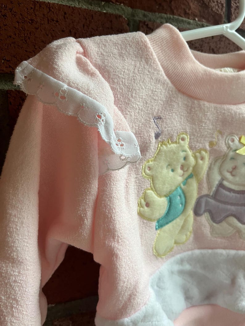 Vintage Kleinkind Rundhals-Sweatshirt Baby-Rosa Bär und Kitty Appliqué Rüschen Saum Schultern Bild 6
