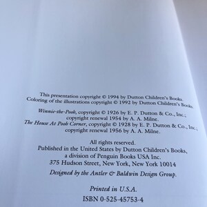 Puede incluir: P&aacute;gina de libro abierta con informaci&oacute;n de derechos de autor para libros infantiles, incluyendo "Winnie-the-Pooh" y "The House At Pooh Corner". El texto tambi&eacute;n incluye la direcci&oacute;n del editor en Nueva York y el ISBN.