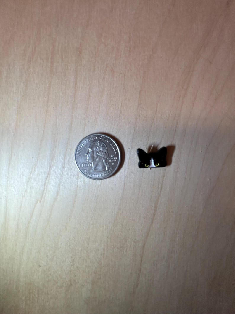 Pin esmaltado de un pequeño gato esmoquin imagen 3