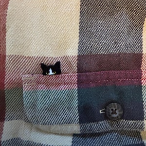 Pin esmaltado de un pequeño gato esmoquin imagen 2