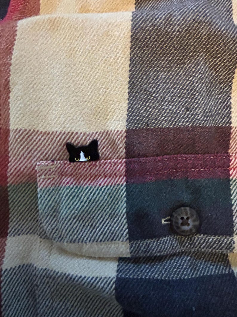 Pin esmaltado de un pequeño gato esmoquin imagen 2
