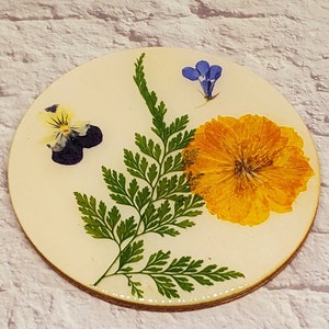 Resin coated wooden coasters with pressed flowers, spring coasters, wooden coasters, resin coasters