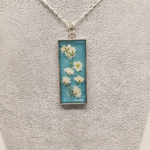 Pressed flower resin pendant, yellow, blue, pink, red, purple dried flower pendant, gold or silver tone necklace, resin charm