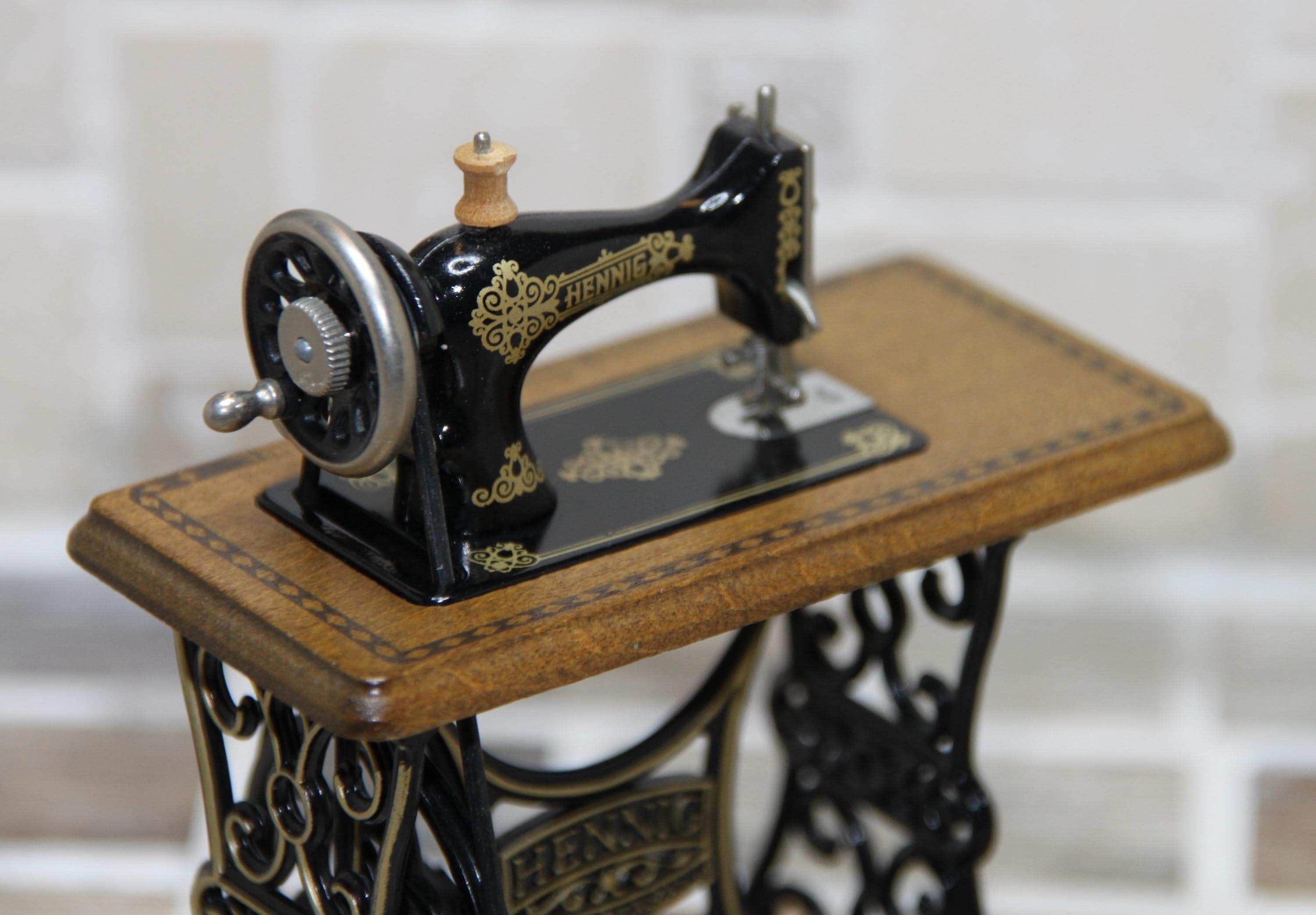 Bodo Hennig Sewing Machine