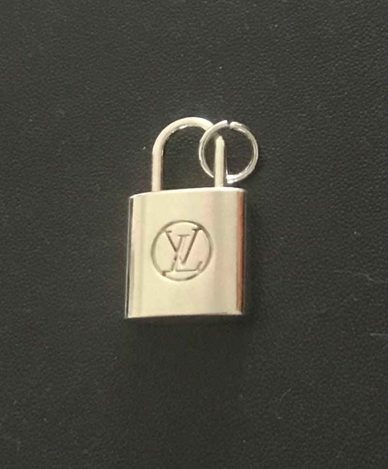 lv zipper pull