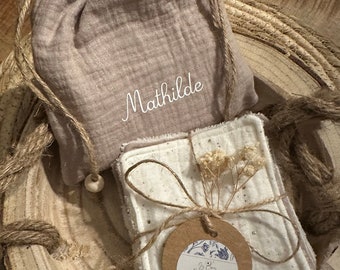 Basket, personalized pouch + make-up remover wipes / baby wipes