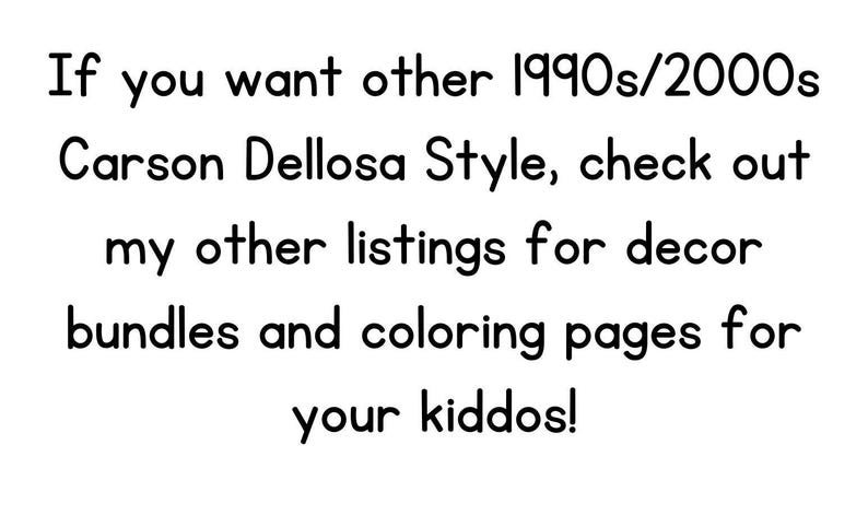 Może przedstawiać: Biały prostokątny znak z czarnym tekstem o treści: If you want other 1990s/2000s Carson Dellosa Style, check out my other listings for decor bundles and coloring pages for your kiddos! Tekst jest przedstawiony prostą czcionką bezszeryfową.