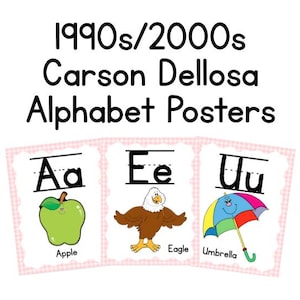 Op de afbeelding: Alfabetposters uit de jaren 1990/2000 van Carson Dellosa. De posters tonen de letters A, E en U, met illustraties van een appel, adelaar en paraplu. Elke poster heeft een roze ruitjesrand.