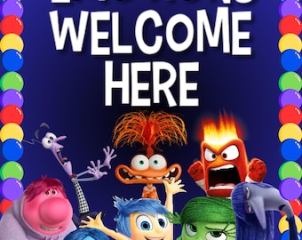 Könnte beinhalten: Ein farbenfrohes Poster mit dem Text "EMOTIONS WELCOME HERE" und Figuren aus dem Film Inside Out. Die Figuren sind Freude, Traurigkeit, Wut, Angst, Ekel und Bing Bong.