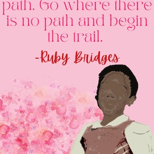 Op de afbeelding: Een roze achtergrond met een aquarel bloemenpatroon. Een jong meisje met een donkere huid en een wit shirt en een bruine jurk glimlacht. De quote "Volg niet het pad. Ga waar er geen pad is en begin de trail. -Ruby Bridges" is in zwarte tekst geschreven.