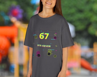 67 Scoreboard Kids Tee | Neon sporticonen, handafdrukken, speels retro design
