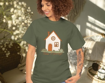 Slow Mornings Cottagecore T-shirt, handgetekende afbeelding van een kat die van thee houdt.