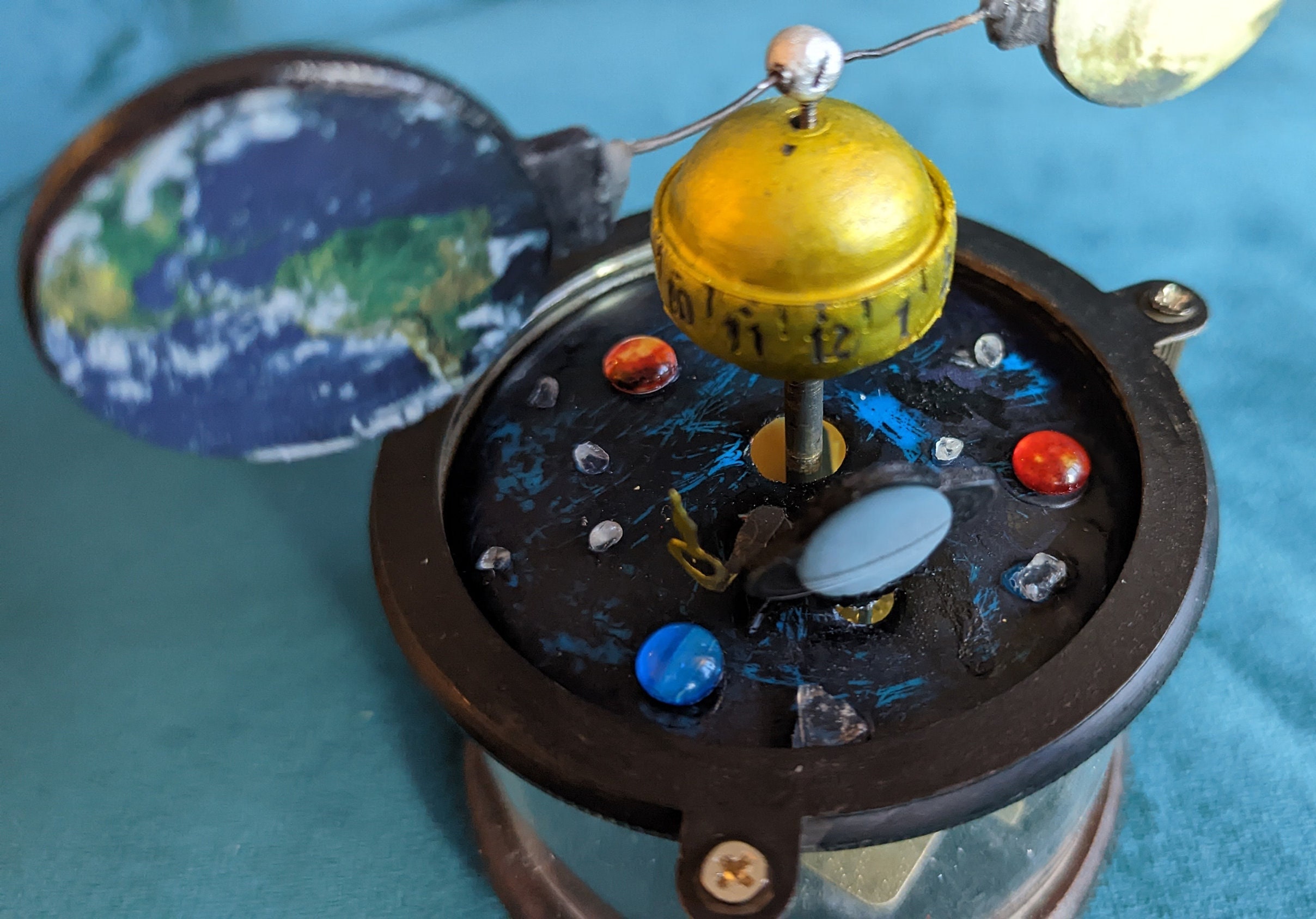 Orrery: Planet, Natural Satellite, Heliocentrism, Clockwork, Sun,  Antikythera Mechanism, Armillary Sphere, Planetarium, Solar System Model,  Armagh Observatory, Astrarium, Astrolabe - Surhone, Lambert M., Timpledon,  Miriam T., Marseken, Susan F