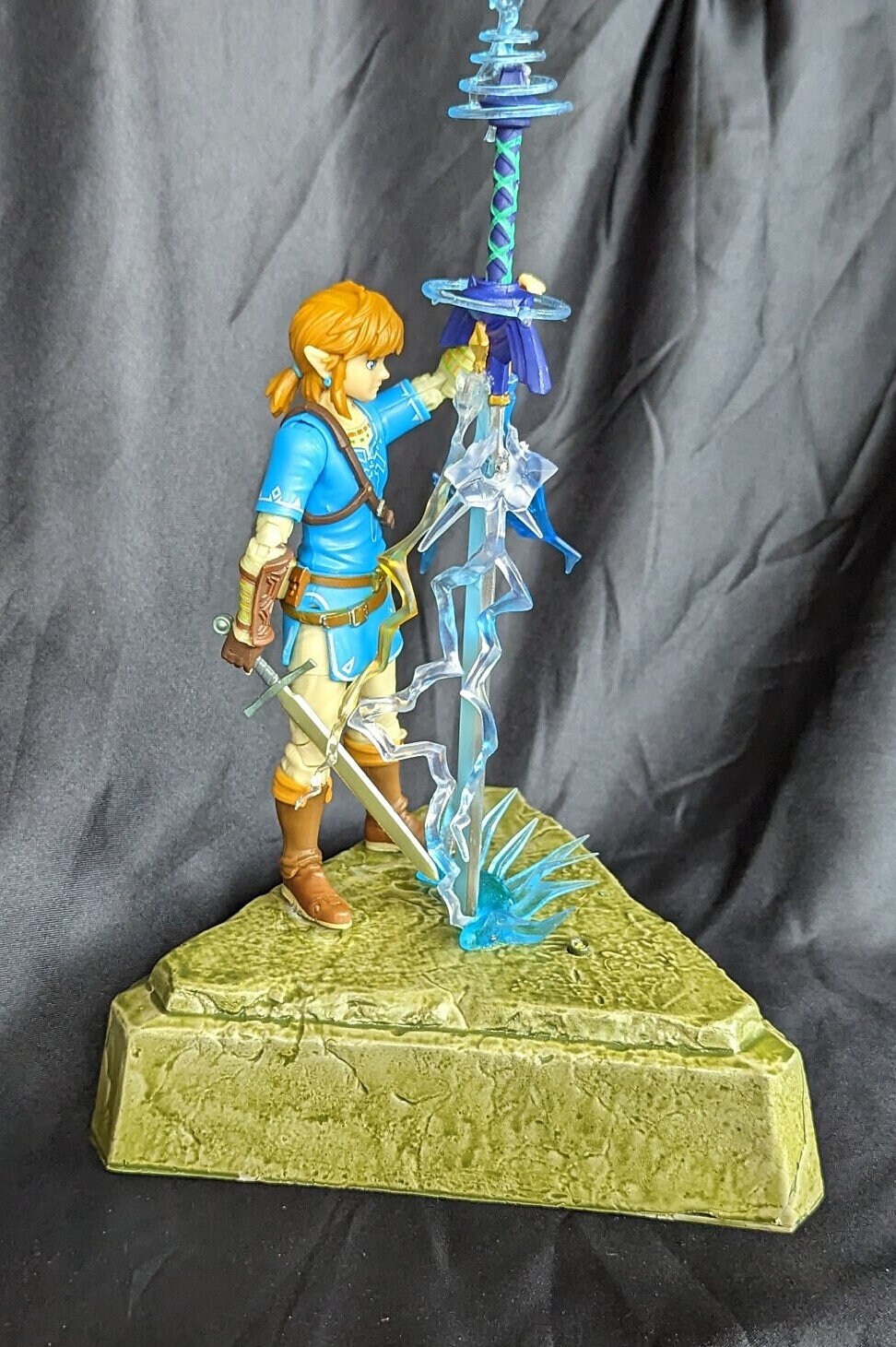 The Legend of Zelda Breath of the Wild Link Master Sword Figure Statue Toy  New