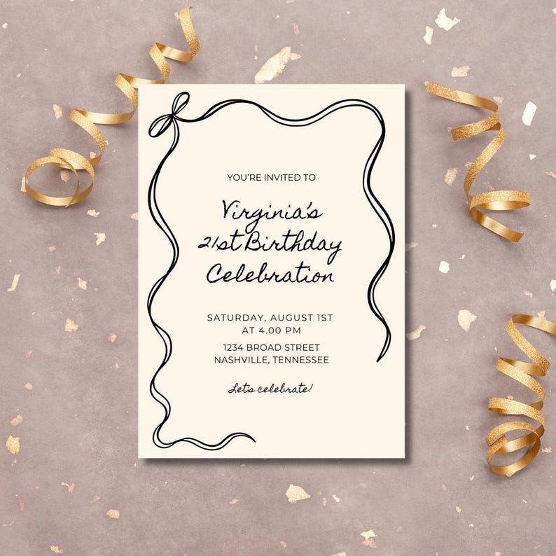 Puede incluir: Una invitaci&oacute;n color crema con escritura negra y un borde negro decorativo. El texto dice "21 cumplea&ntilde;os de Virginia" con detalles del evento. Cintas doradas est&aacute;n esparcidas alrededor de la invitaci&oacute;n.