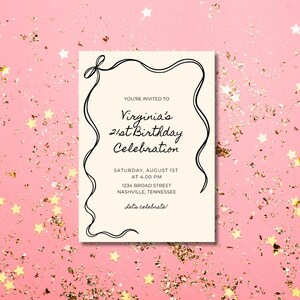 Puede incluir: Una tarjeta de invitaci&oacute;n crema con texto negro que anuncia "Virginia's 21st Birthday Celebration". La tarjeta incluye la fecha, hora y direcci&oacute;n, enmarcada por un dise&ntilde;o de cinta negra. Sobre un fondo rosa salpicado de confeti de estrellas doradas.