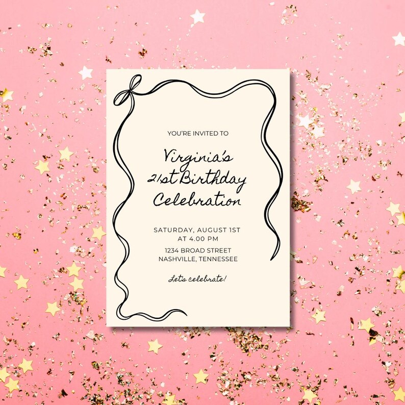 Puede incluir: Una tarjeta de invitaci&oacute;n crema con texto negro que anuncia "Virginia's 21st Birthday Celebration". La tarjeta incluye la fecha, hora y direcci&oacute;n, enmarcada por un dise&ntilde;o de cinta negra. Sobre un fondo rosa salpicado de confeti de estrellas doradas.