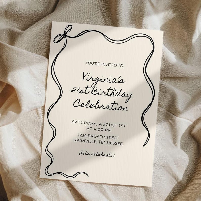 Puede incluir: Una tarjeta de invitaci&oacute;n crema con texto negro. El texto dice "Virginia's 21st Birthday Celebration" con la fecha, hora y direcci&oacute;n. Un dise&ntilde;o de cinta negra enmarca el texto, agregando un toque decorativo.