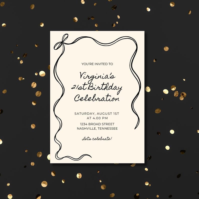 Puede incluir: Una tarjeta de invitaci&oacute;n crema con texto negro que anuncia "21 cumplea&ntilde;os de Virginia". La tarjeta incluye la fecha, hora y direcci&oacute;n, enmarcada por un dise&ntilde;o de cinta negra. El fondo es negro con confeti dorado esparcido.
