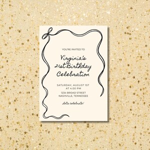 Puede incluir: Una invitaci&oacute;n color crema con escritura negra y un borde negro decorativo. El texto dice "21 cumplea&ntilde;os de Virginia" con la fecha, hora y lugar. La invitaci&oacute;n tambi&eacute;n incluye la frase "&iexcl;Celebremos!"