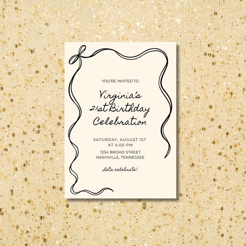 Puede incluir: Una invitaci&oacute;n color crema con escritura negra y un borde negro decorativo. El texto dice "21 cumplea&ntilde;os de Virginia" con la fecha, hora y lugar. La invitaci&oacute;n tambi&eacute;n incluye la frase "&iexcl;Celebremos!"