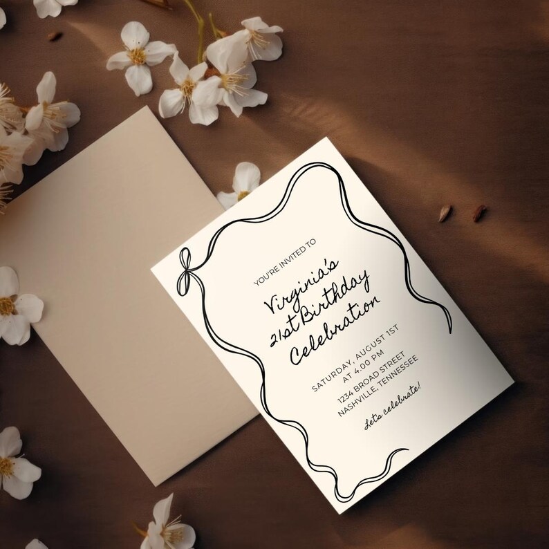 Puede incluir: Una tarjeta de invitaci&oacute;n crema con un borde decorativo negro. El texto dice "21 cumplea&ntilde;os de Virginia" con detalles del evento. Un sobre a juego est&aacute; al lado de la tarjeta, con flores blancas esparcidas.